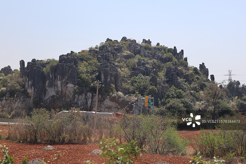 坐动车看云南，昆明，石林，大山，红土地，高速公路图片素材