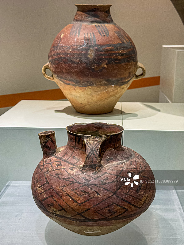 马家窑文化 马厂类型 回纹带嘴双耳彩陶罐 青海柳湾彩陶博物馆图片素材