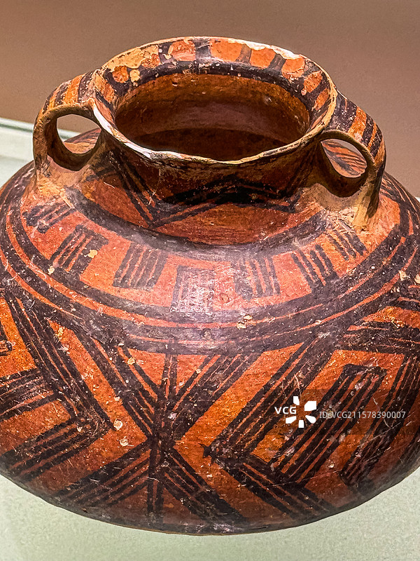 马家窑文化 马厂类型 回纹双耳垂腹彩陶罐 青海柳湾彩陶博物馆图片素材