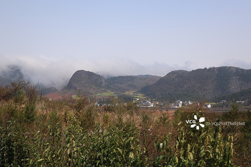 罗平，红土农田，坐动车看云南，昆明，石林，大山，红土地，高速公路昆明，石林，大山，红土地，高速公路图片素材