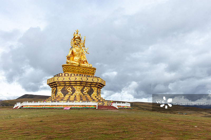 中国四川甘孜州亚青寺，威严的格萨尔王雕塑图片素材