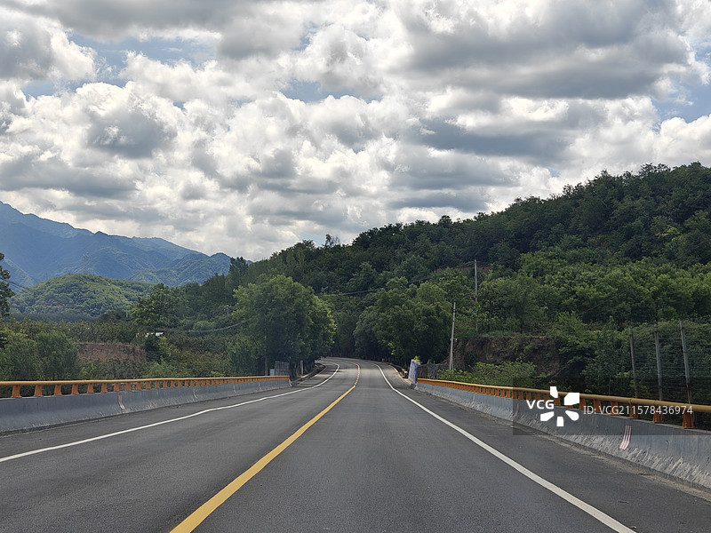 高速公路地面-汽车广告背景图图片素材