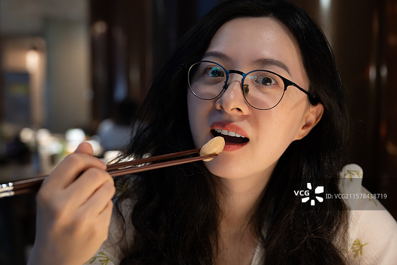 享受美食的瞬间图片素材