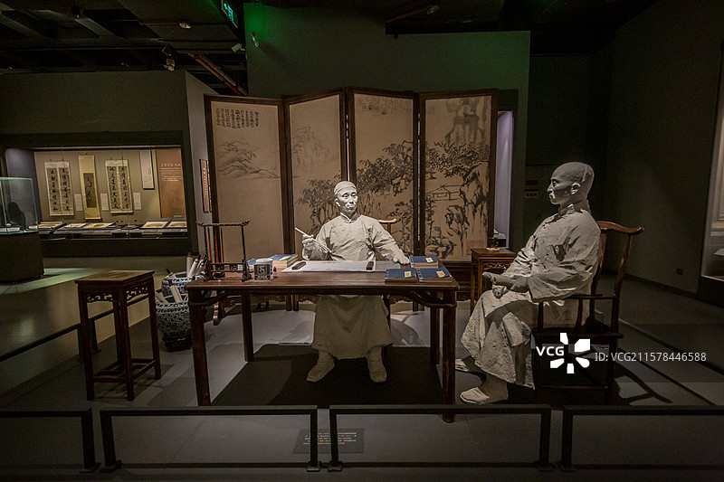 贵州省博物馆：“郑莫”编纂《遵义府志》场景（屏风画为郑珍作，画的是莫友芝少年读书之地“影山草堂”）图片素材