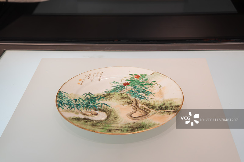 彩绘瓷盘上的自然风景图片素材