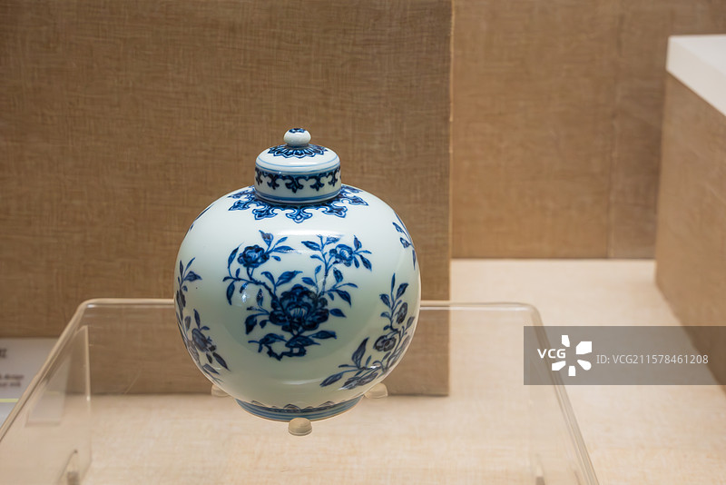 青花瓷盖罐展示于透明展柜中图片素材