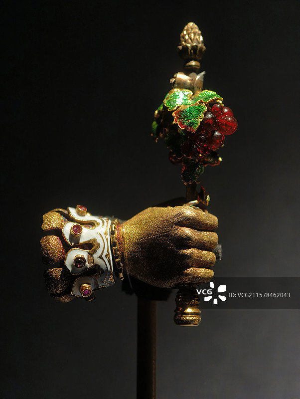 手握权杖胸针图片素材