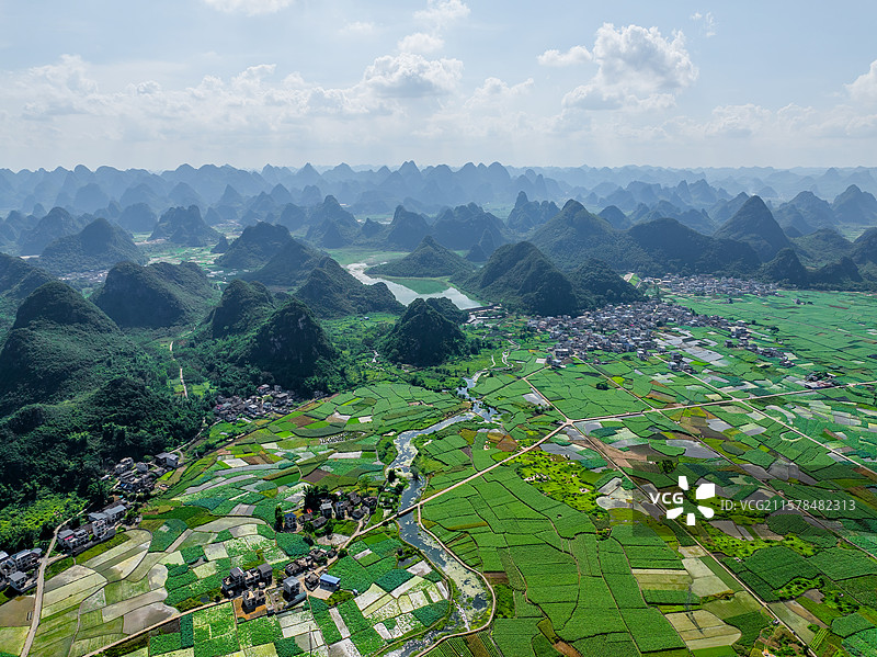 广西柳州柳江区百朋镇喀斯特地貌航拍视角田园与村落风光图片素材