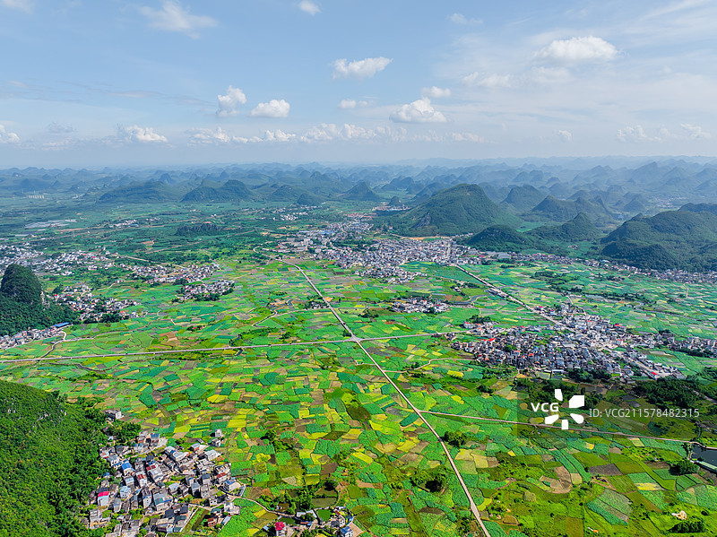 广西柳州柳江区百朋镇喀斯特地貌航拍视角田园与村落风光图片素材