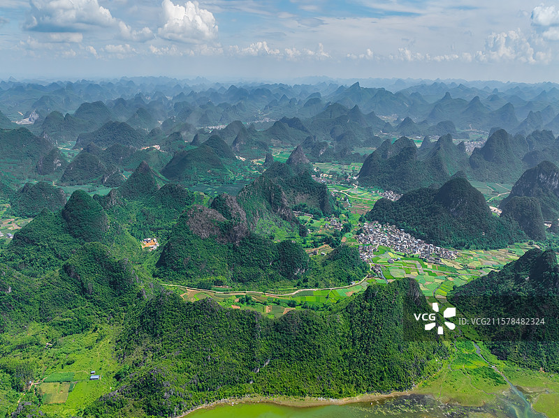 广西柳州柳江区百朋镇喀斯特地貌航拍视角田园与村落风光图片素材