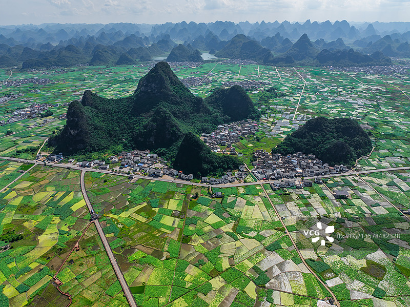 广西柳州柳江区百朋镇喀斯特地貌航拍视角田园与村落风光图片素材