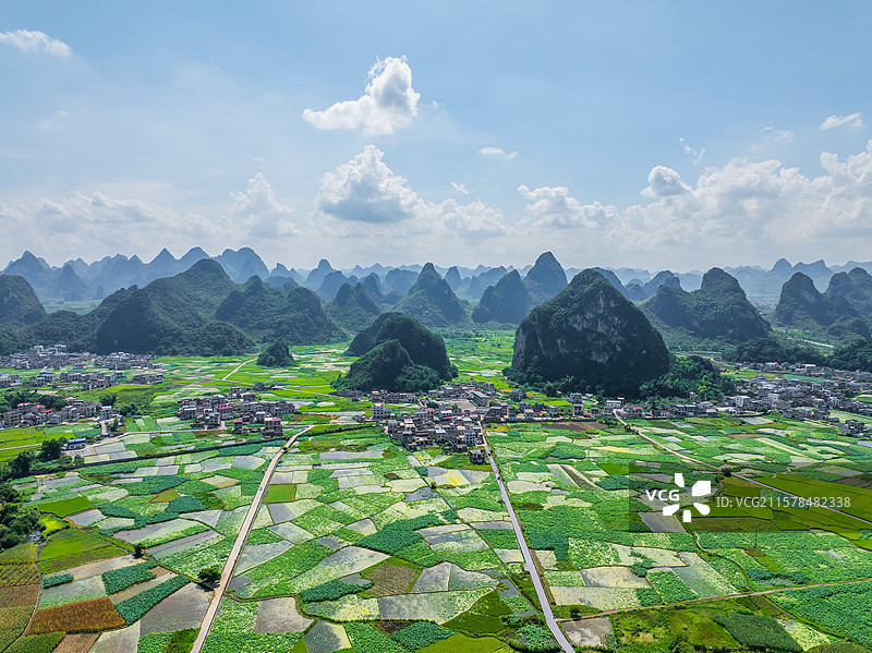 广西柳州柳江区百朋镇喀斯特地貌航拍视角田园与村落风光图片素材
