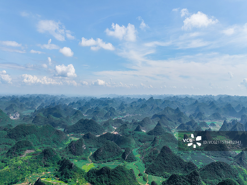 广西柳州柳江区百朋镇喀斯特地貌航拍视角田园与村落风光图片素材