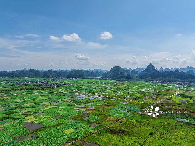 广西柳州柳江区百朋镇喀斯特地貌航拍视角田园与村落风光图片素材