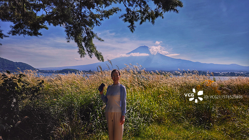 富士山是日本本州岛中南部的活火山，海拔 3775.63 米，山体呈圆锥状，山顶积雪，山麓有富士五湖，图片素材
