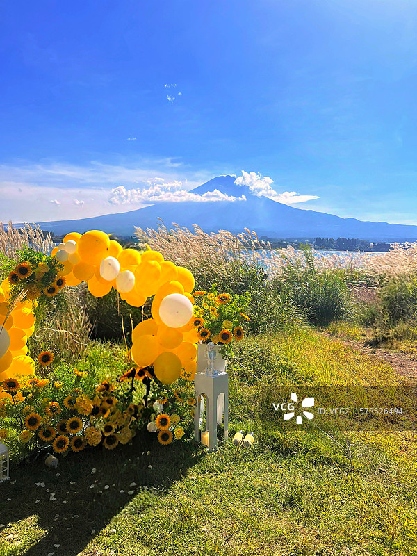 富士山是日本本州岛中南部的活火山，海拔 3775.63 米，山体呈圆锥状，山顶积雪，山麓有富士五湖，图片素材