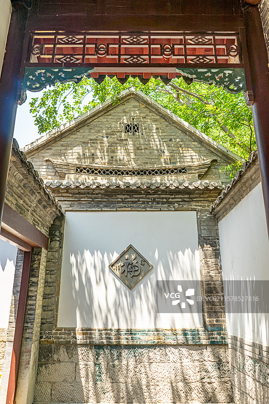 中国5A级旅游景区拍摄主题，山东济南大明湖公园园林，老舍纪念馆大门入口和照壁福字，户外白昼无人图像摄图片素材