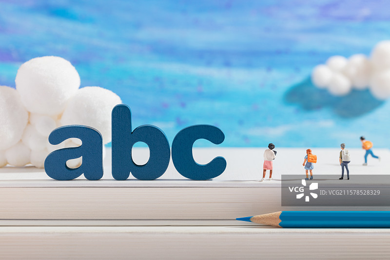 微缩创意书本上的字母abc和学英语的学生图片素材