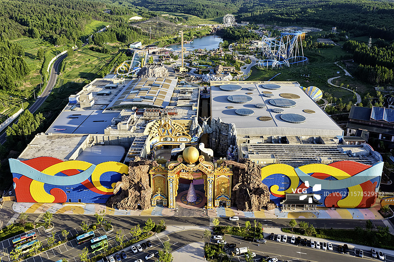 夏季，无人机航拍吉林省延边朝鲜族自治州延吉市恐龙王国游乐场。图片素材