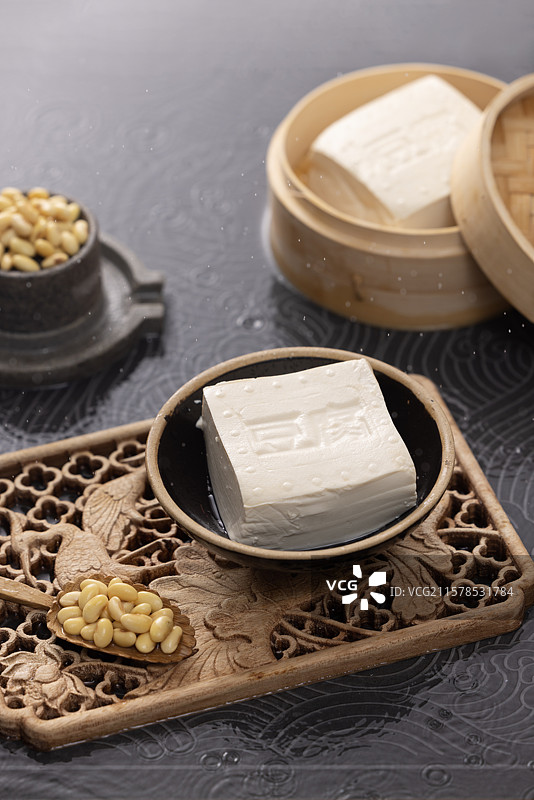 在水面上的豆腐图片素材