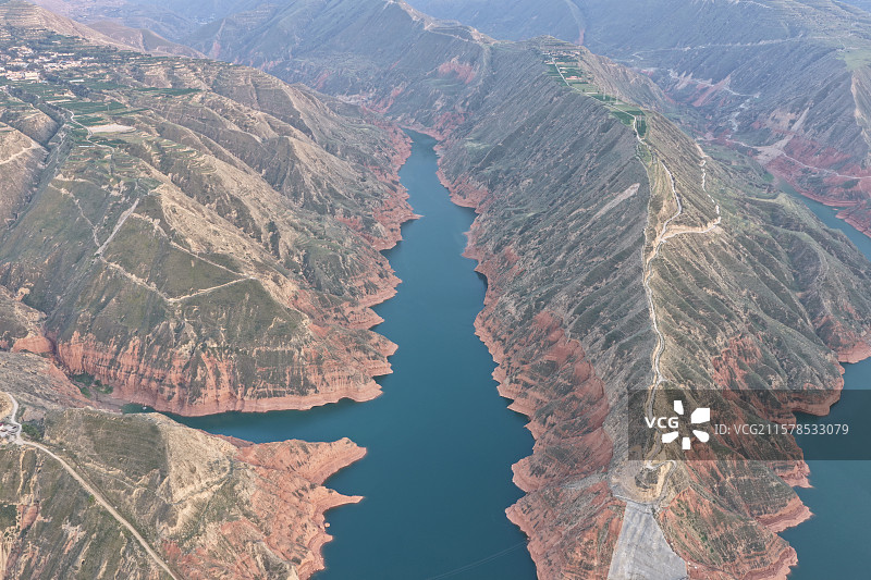 俯瞰甘肃刘家峡水库和刘家峡大桥图片素材