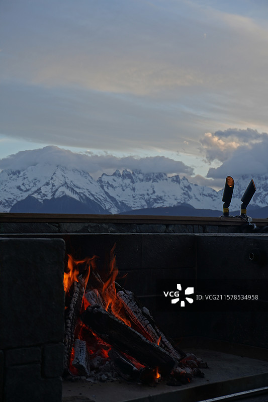 梅里雪山篝火图片素材