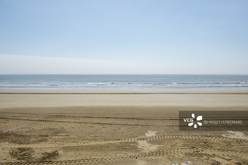 宁静大海边沙滩和海浪图片素材