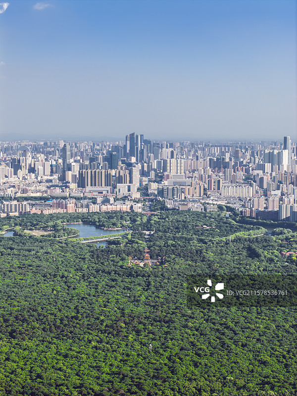 竖构图古今同框，竖构图沈阳北陵和现代建筑同框，竖构图沈阳城市天际线图片素材