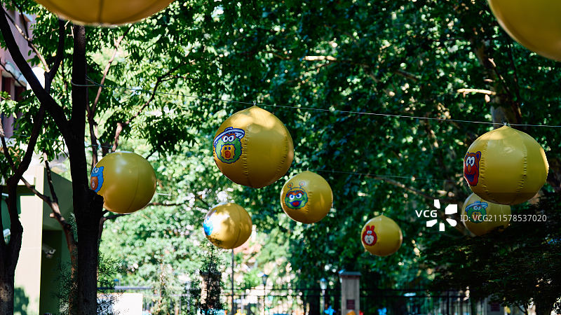 愚园路芝麻街活动 - 气球挂树图片素材