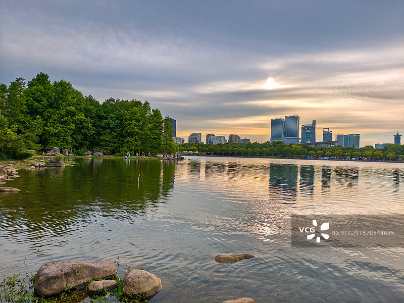 上海世纪公园镜天湖黄昏图片素材