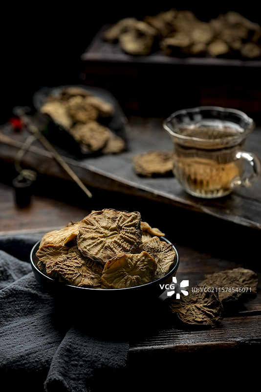 暗调竖版肉苁蓉切片场景图图片素材
