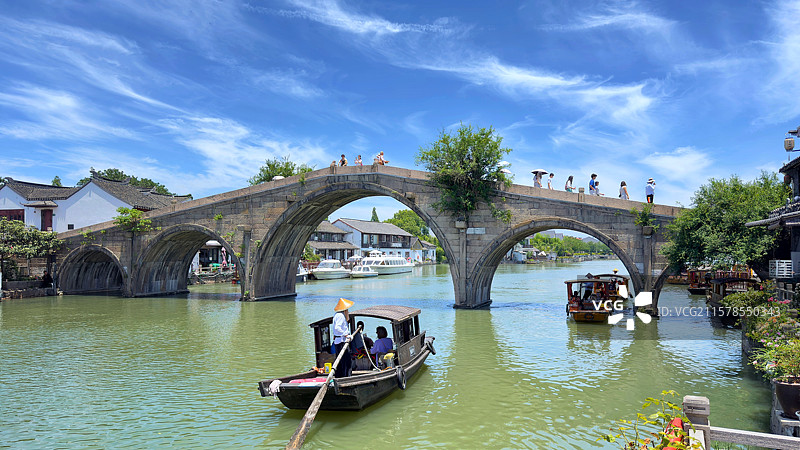 上海朱家角古镇 - 放生桥图片素材