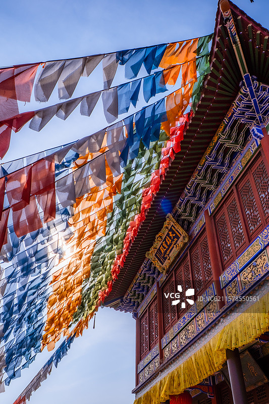 赤峰市美林谷康宁寺大雄宝殿外的经幡图片素材