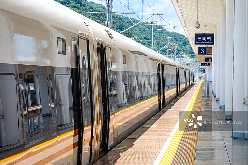 三明站 复兴号高铁列车 福建省三明市三明火车站 南龙铁路途径站 蓝天白云暑假高铁旅行图片素材