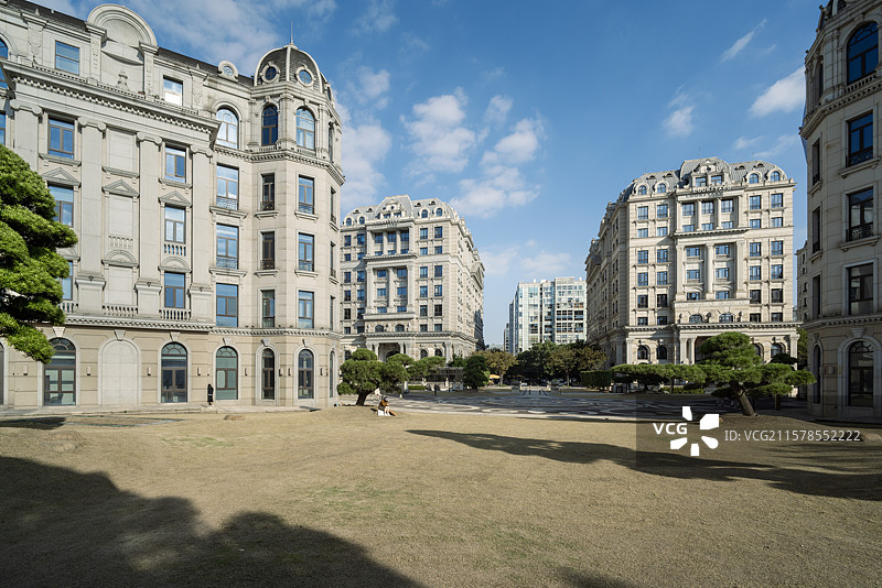 上海西式古典建筑与空旷广场地面图片素材