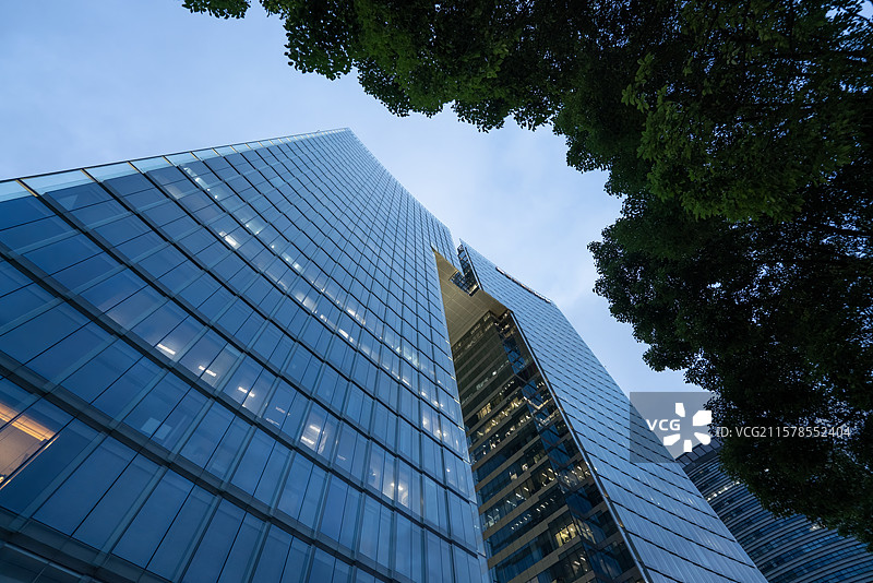 夜晚的高档办公楼仰视视角图片素材