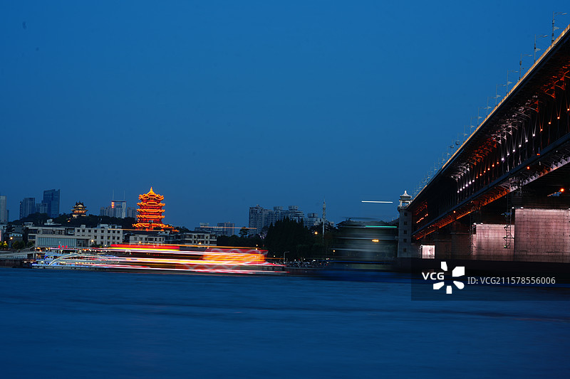 蓝调时刻下的黄鹤楼和武汉长江大桥和江面的游船图片素材