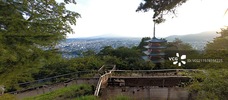 富士浅间神社是日本古老神社，主祀木花开耶姬命，坐落于富士山周边，建筑古朴，朱红鸟居醒目，与富士山美景图片素材
