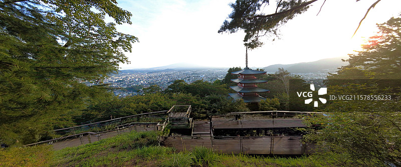 富士浅间神社是日本古老神社，主祀木花开耶姬命，坐落于富士山周边，建筑古朴，朱红鸟居醒目，与富士山美景图片素材