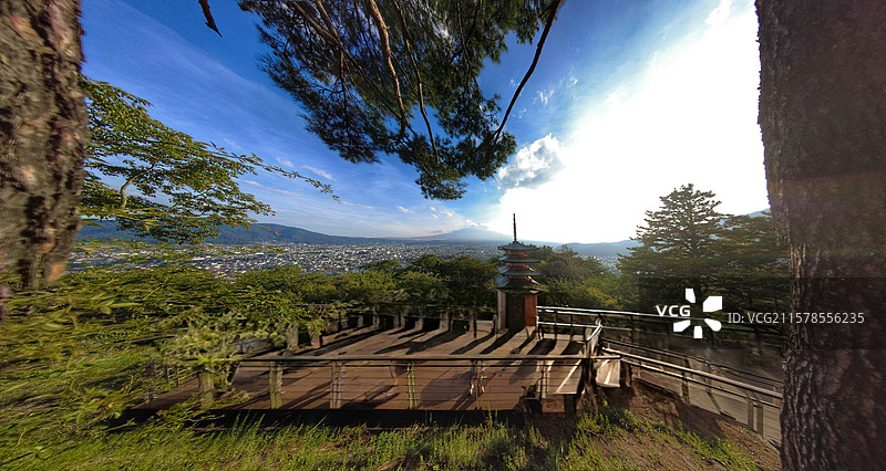 富士浅间神社是日本古老神社，主祀木花开耶姬命，坐落于富士山周边，建筑古朴，朱红鸟居醒目，与富士山美景图片素材