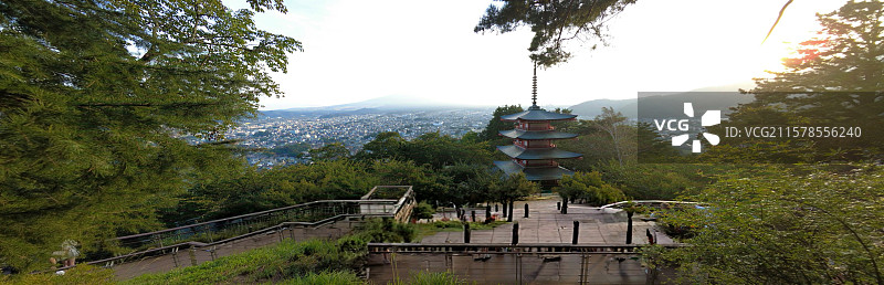 富士浅间神社是日本古老神社，主祀木花开耶姬命，坐落于富士山周边，建筑古朴，朱红鸟居醒目，与富士山美景图片素材