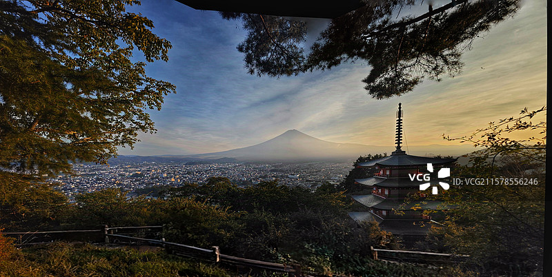 富士浅间神社是日本古老神社，主祀木花开耶姬命，坐落于富士山周边，建筑古朴，朱红鸟居醒目，与富士山美景图片素材