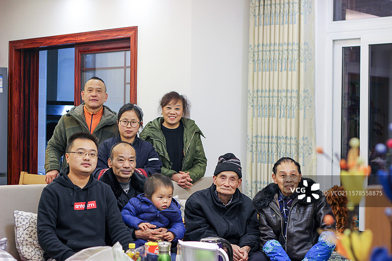 中国家庭成员的全家福合影图片素材
