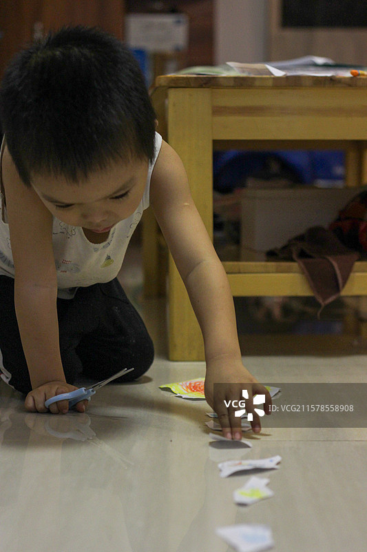 五岁小男孩使用蜡笔涂画太阳系行星恒星 剪纸摆设图片素材