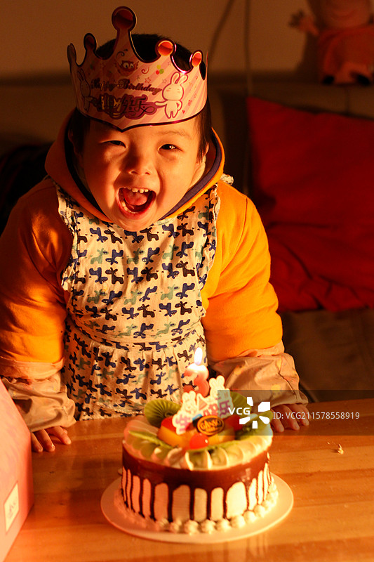 三岁小男孩和他的生日蛋糕图片素材