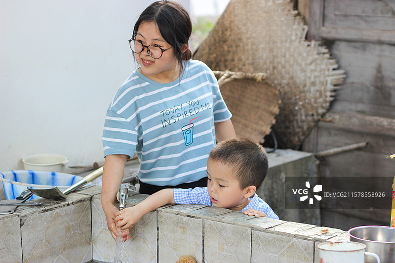 四岁小男孩和母亲在南充升钟湖农家水池玩水图片素材