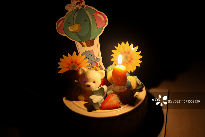 小熊主题的六岁生日蛋糕图片素材