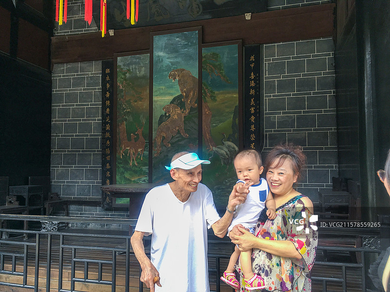 人像旅游 一岁半的小男孩和曾祖父，祖母在成都大邑安仁古镇刘氏庄园游玩图片素材