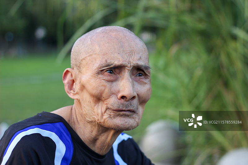 耄耋老人在成都郫都区创智公园的人像特写图片素材