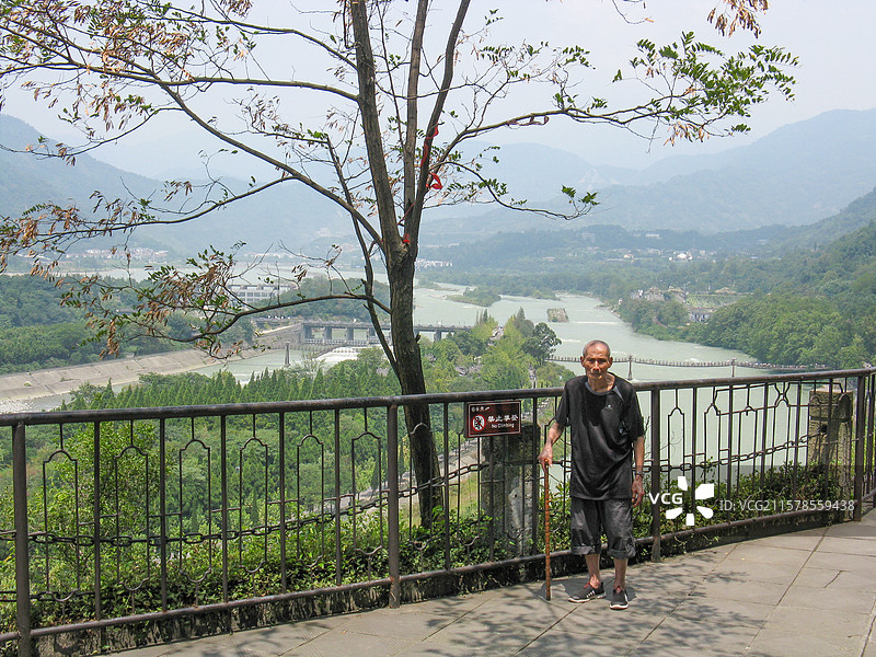 耄耋老人游览成都都江堰景区图片素材